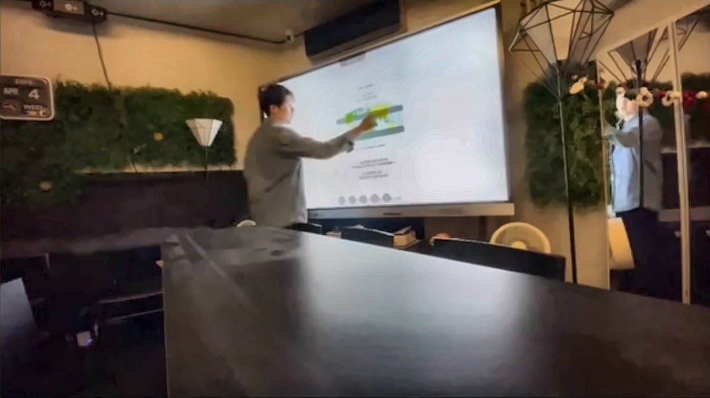 디스플레이에 와인 벨트를 띄우고 설명하는 호스트