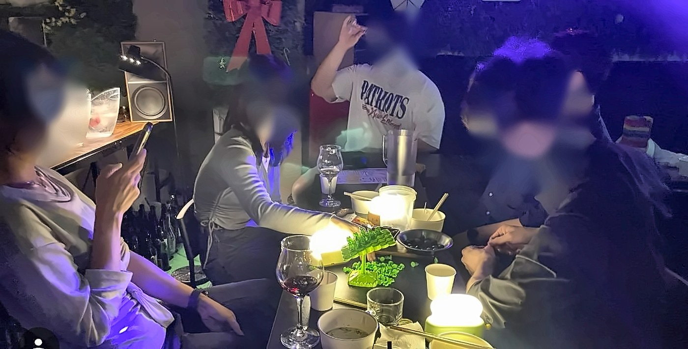 테이블 게임을 하며 와인을 마시는 참가자들