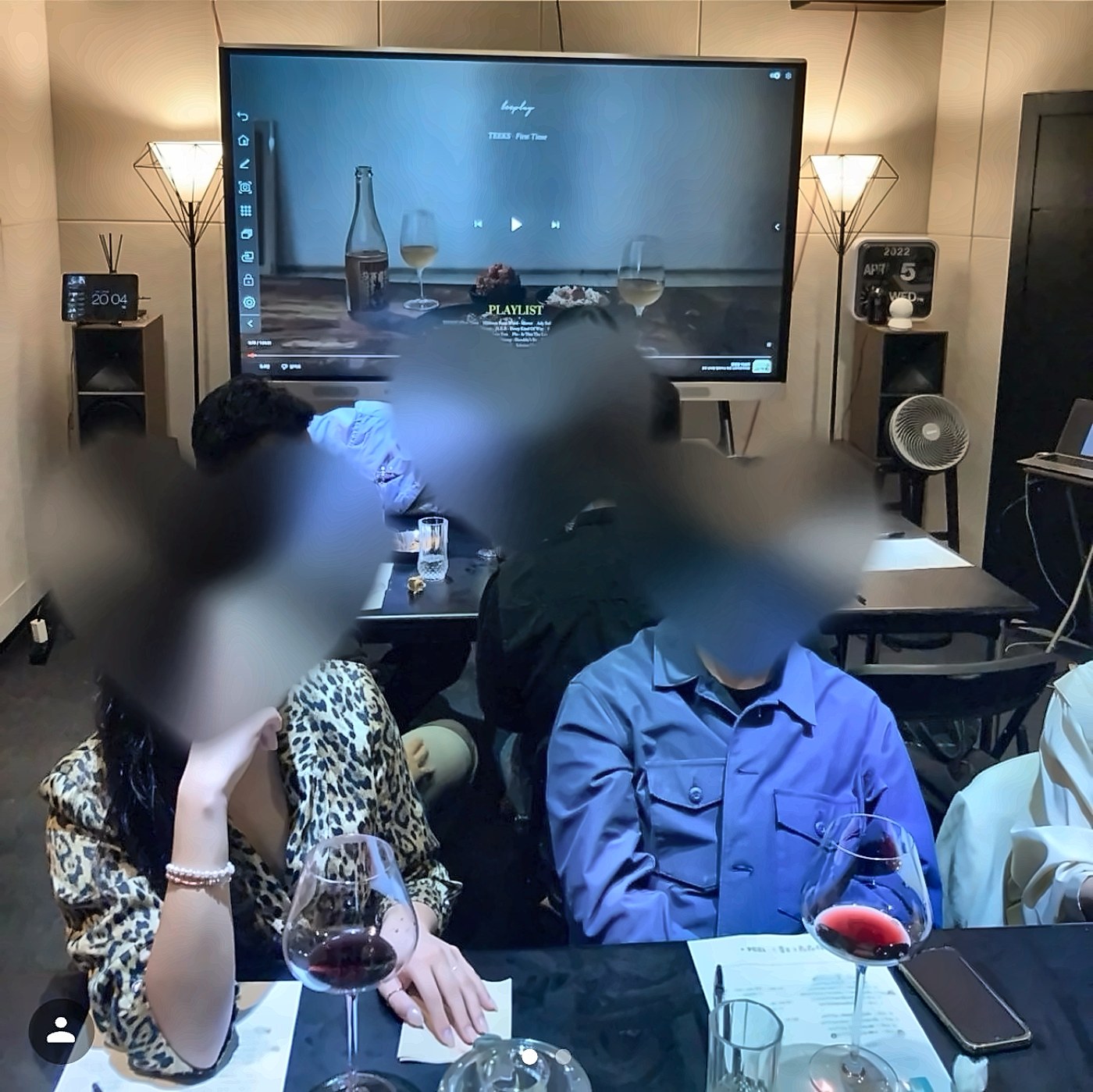 86인치 디스플레이 앞의 참가자들