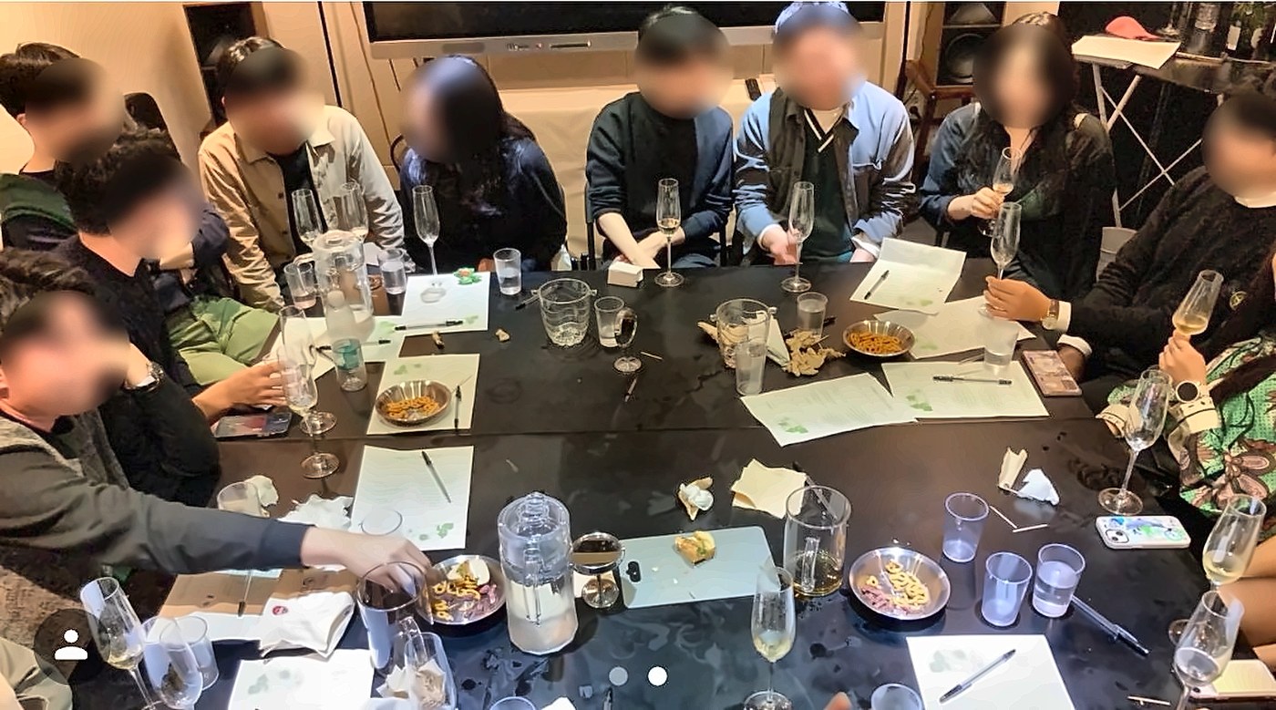 테이블을 가득 채운 참가자들