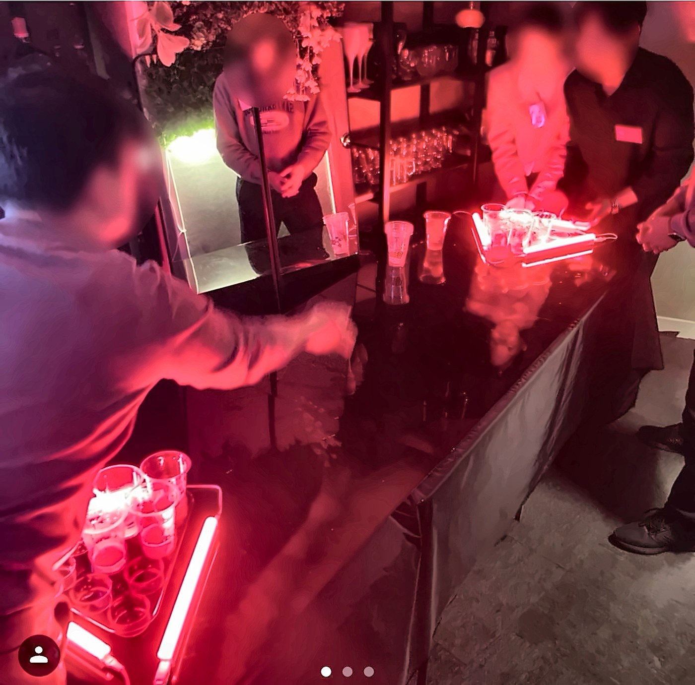 붉은 조명 아래 2차 파티