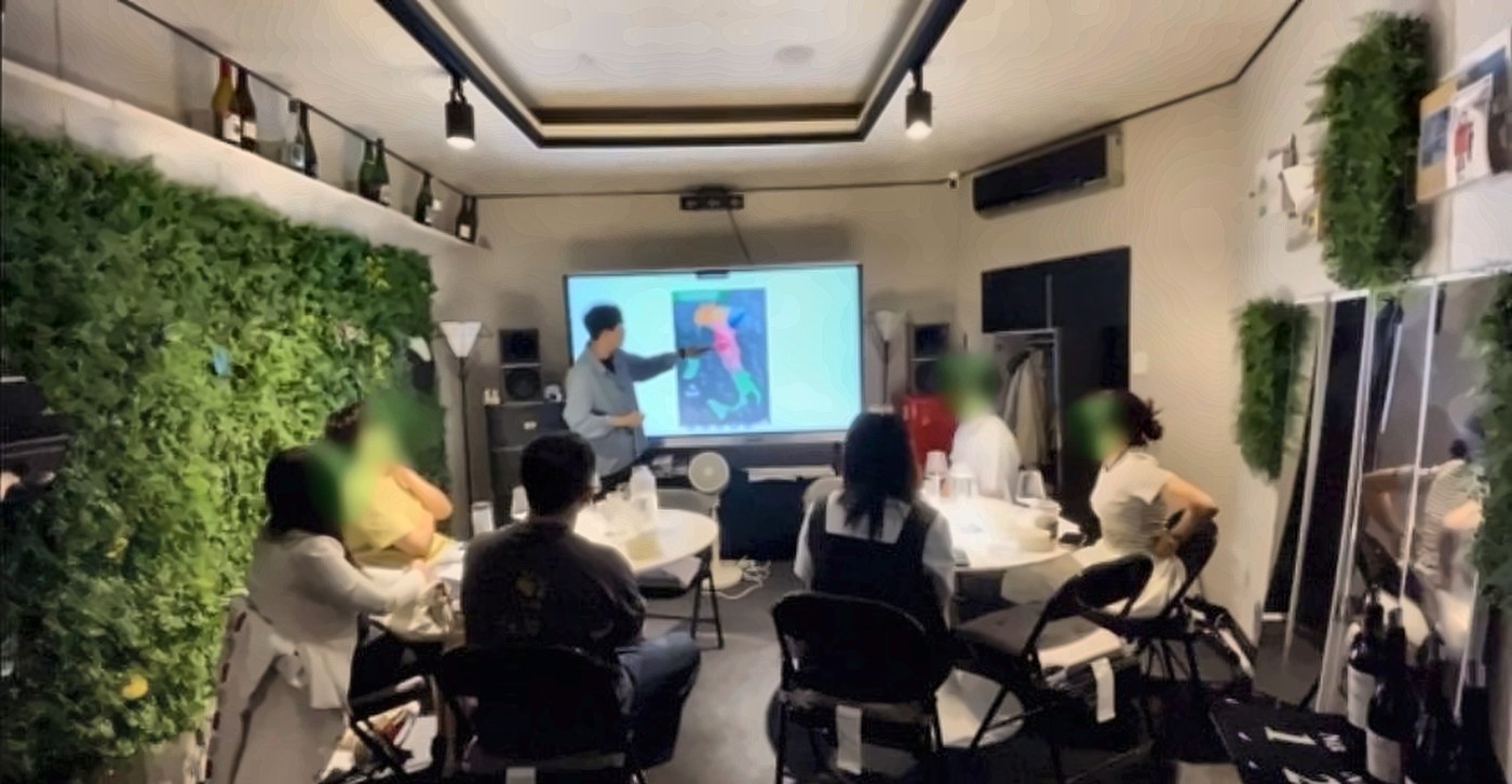 디스플레이 앞에서 진행 중인 와인 클래스