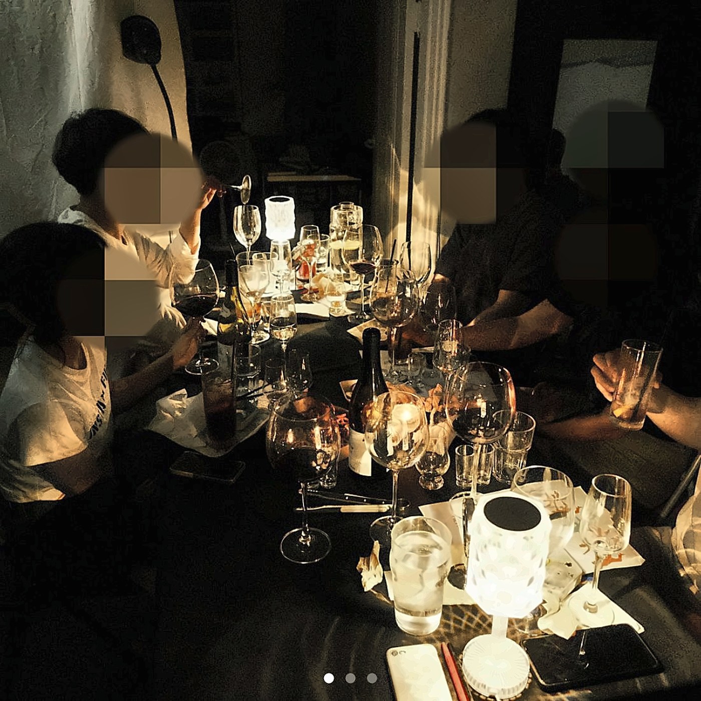 촛불 조명 아래 와인잔이 가득한 테이블